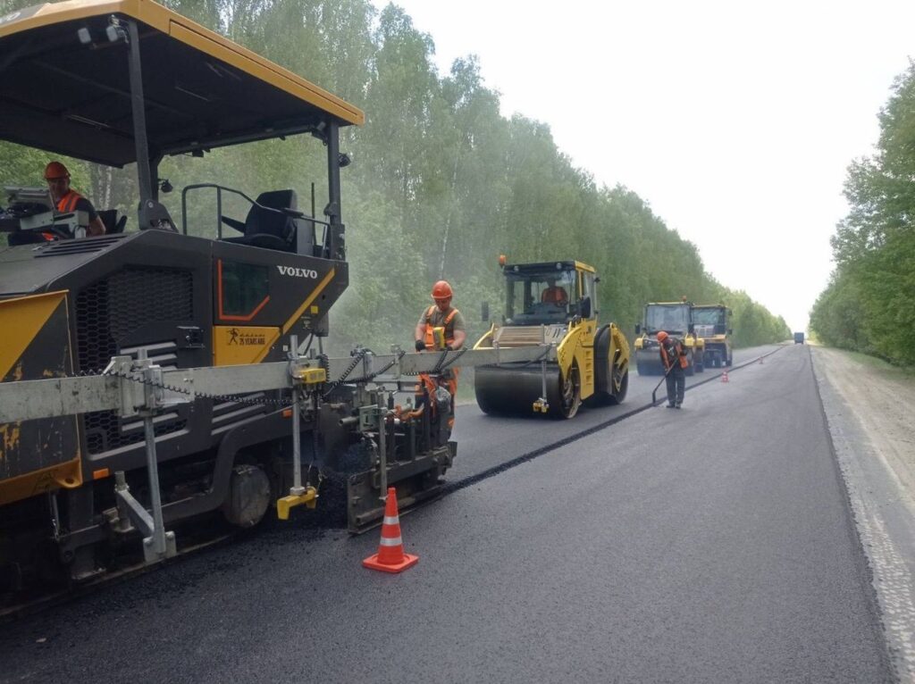 Асфальтоукладчик в дождь ремон дорог