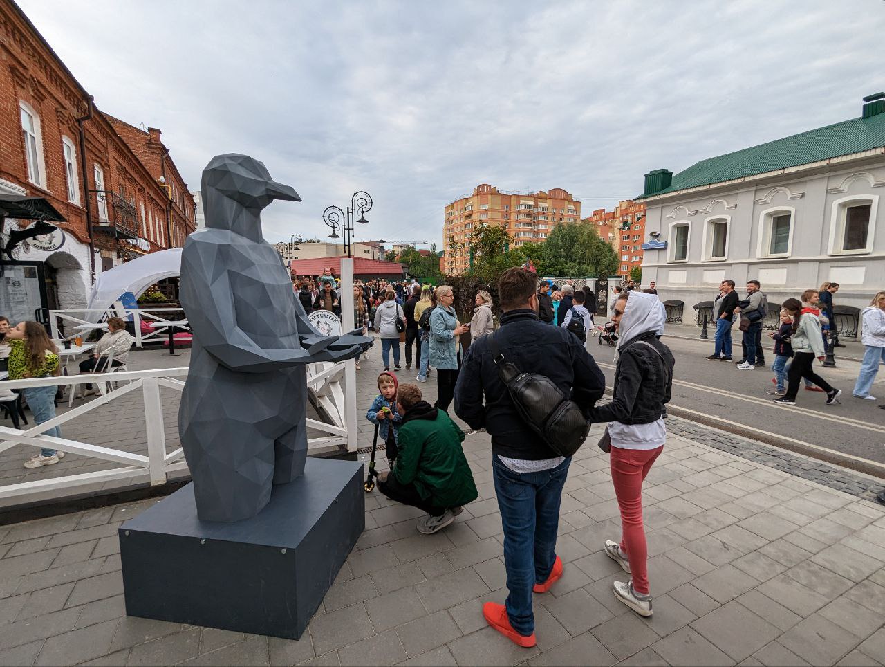 кто живет на арбате в москве из знаменитостей