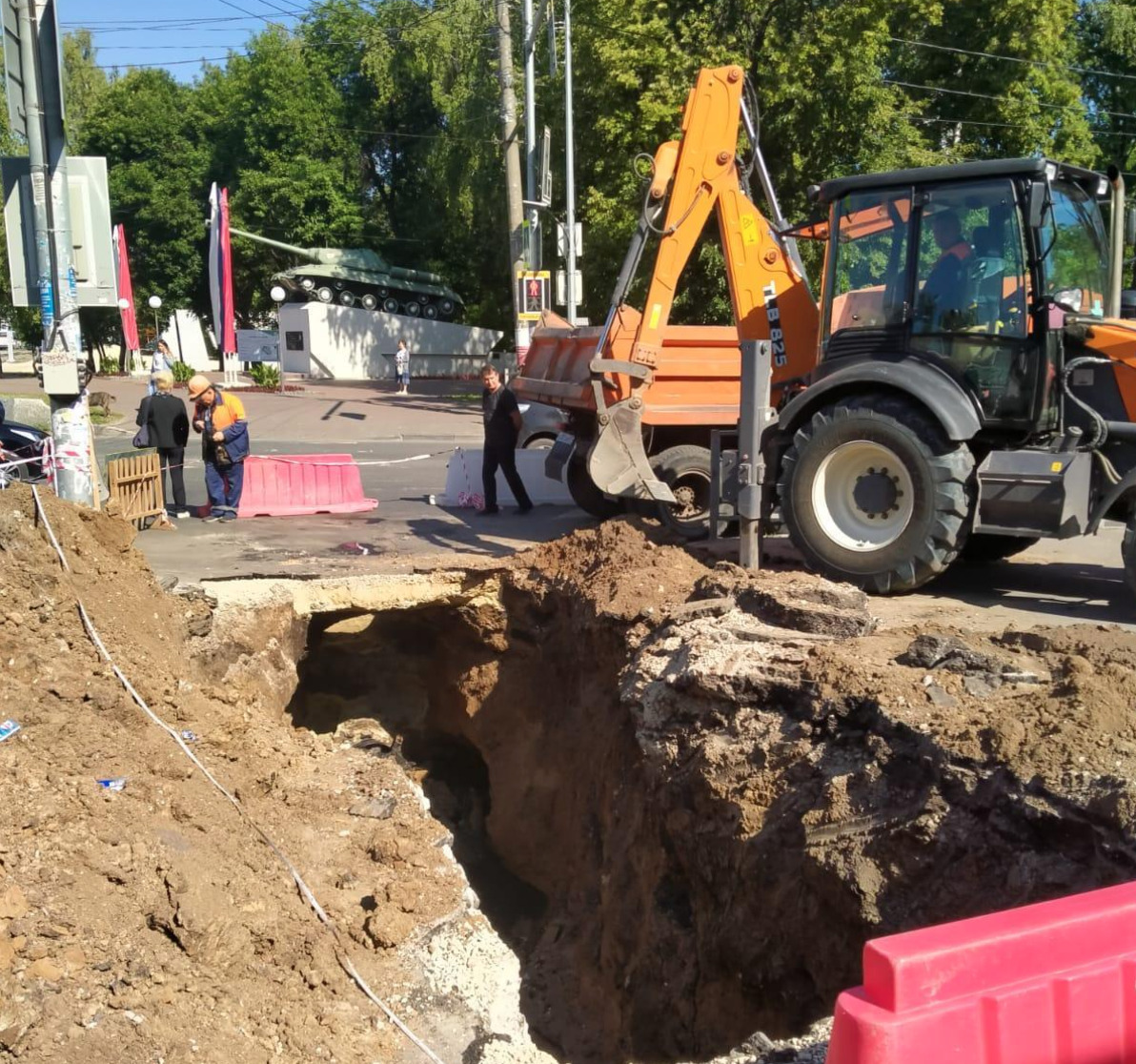 На улице Юности в Ульяновске рухнул коллектор, ограничено движение  автомобилей Улпресса - все новости Ульяновска