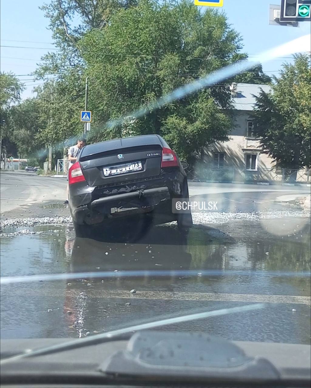 Машина провалилась в дорожную яму около Винновской рощи: фото Улпресса -  все новости Ульяновска