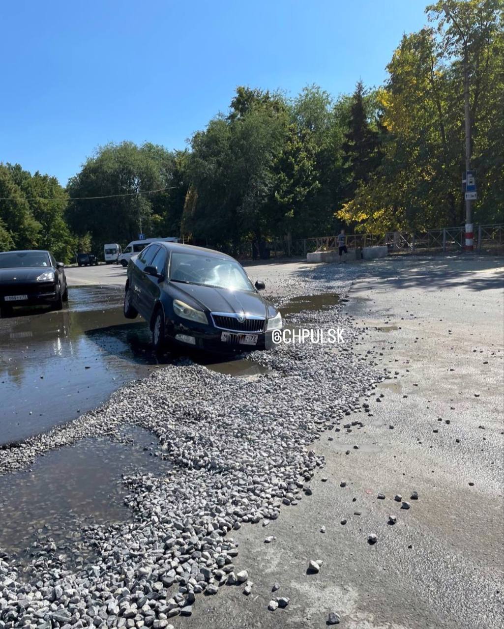 Машина провалилась в дорожную яму около Винновской рощи: фото Улпресса -  все новости Ульяновска