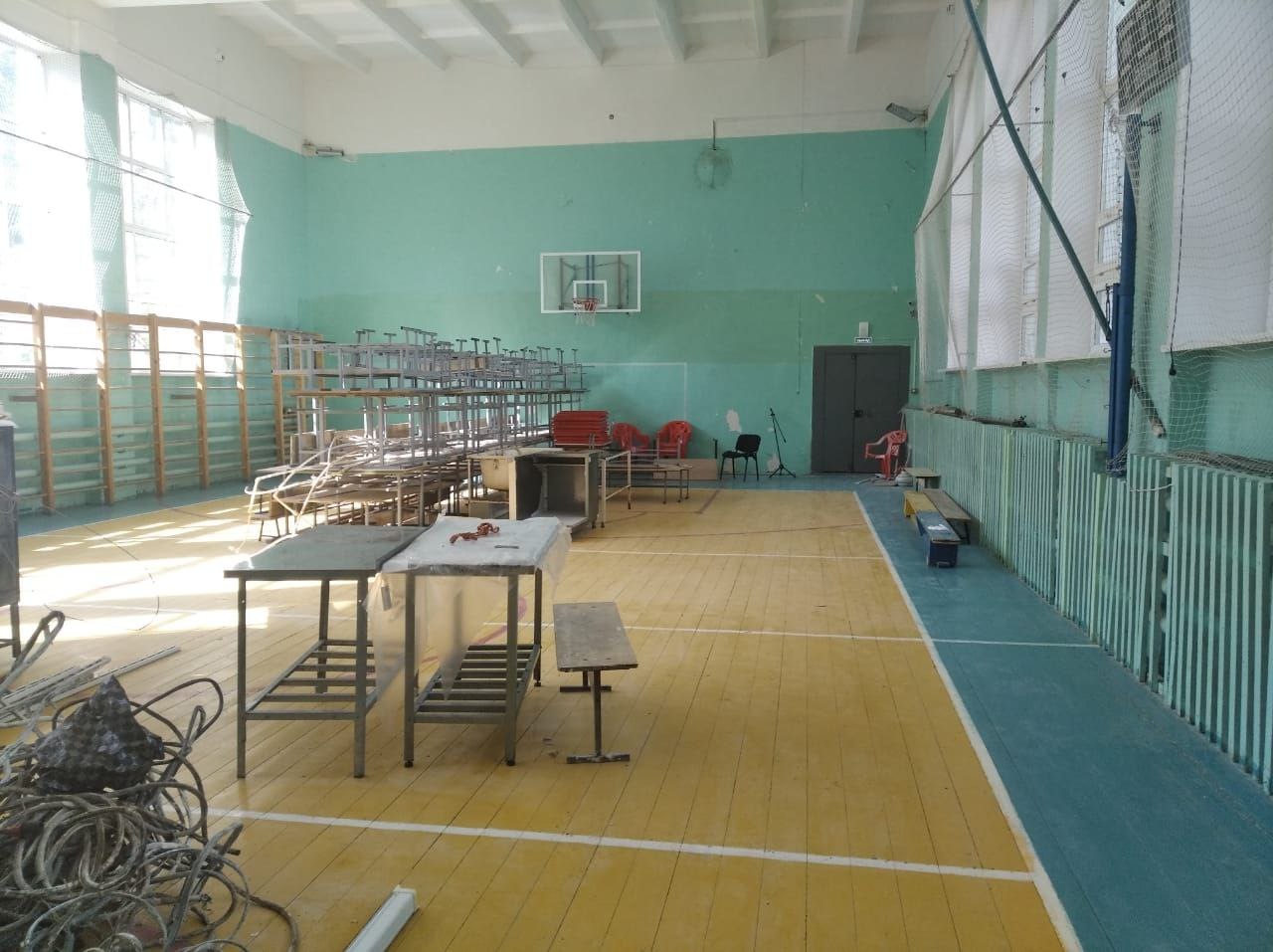 Детям из 11 лицея приходится заниматься физкультурой на улице из-за ...