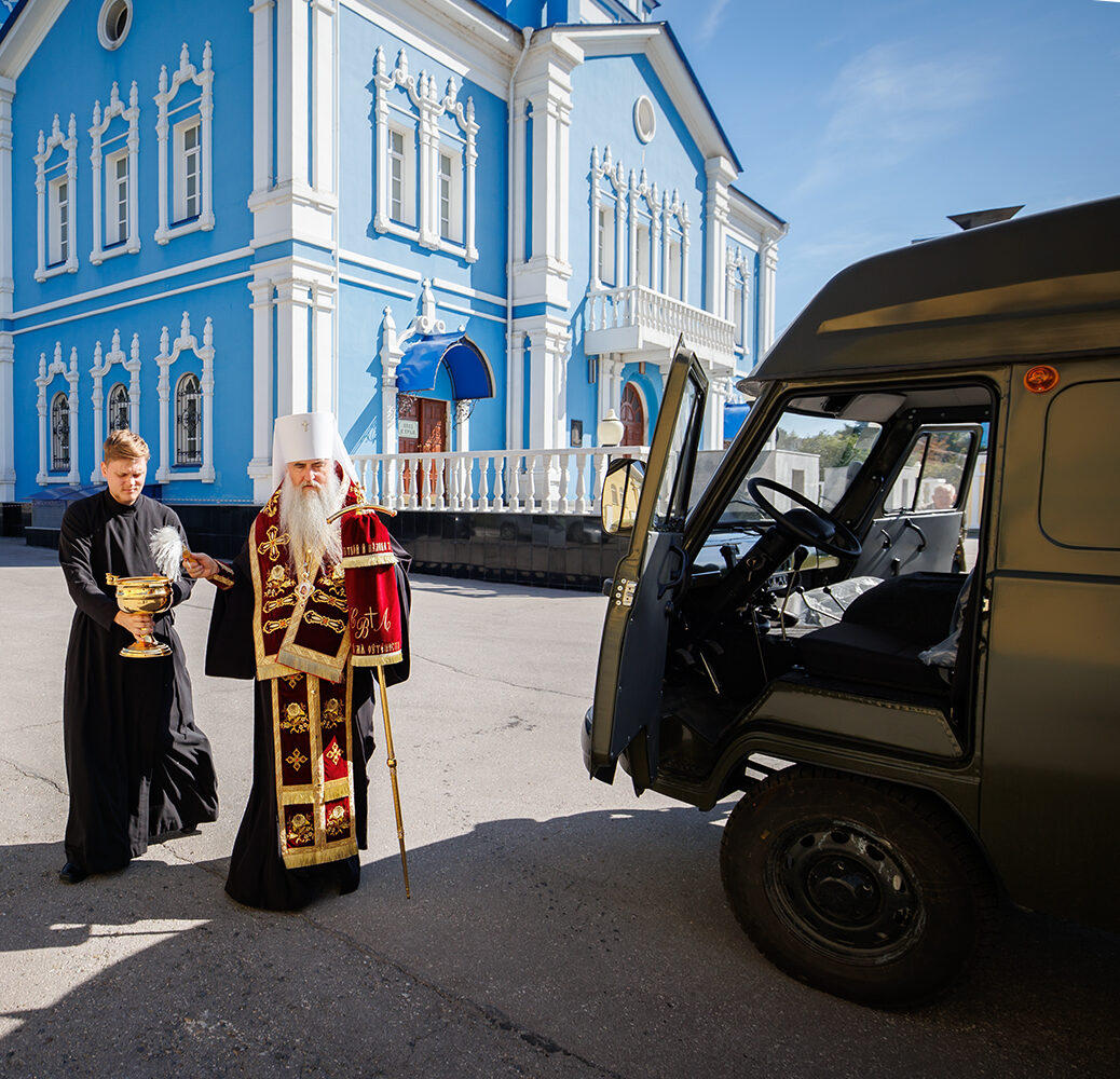 Митрополит Лонгин освятил санитарный УАЗ перед отправкой в зону СВО: фото  Улпресса - все новости Ульяновска