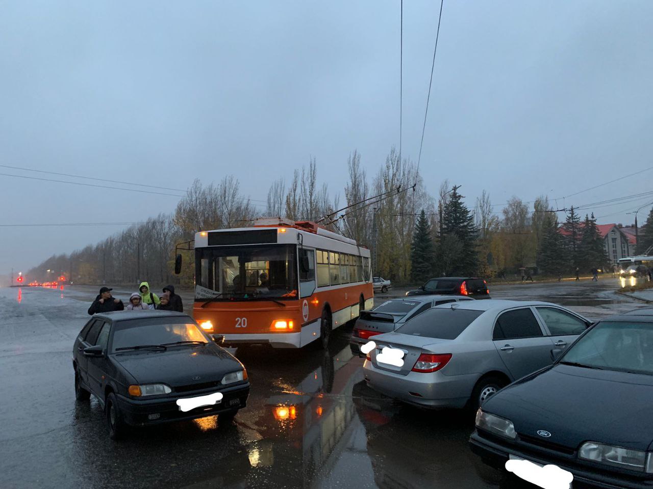 В Заволжском районе неправильно припаркованные автомобили парализовали  движение троллейбусов Улпресса - все новости Ульяновска