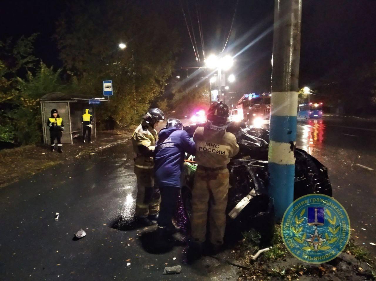 Водитель врезался в столб на Димитровградском шоссе и бросил машину: фото  Улпресса - все новости Ульяновска