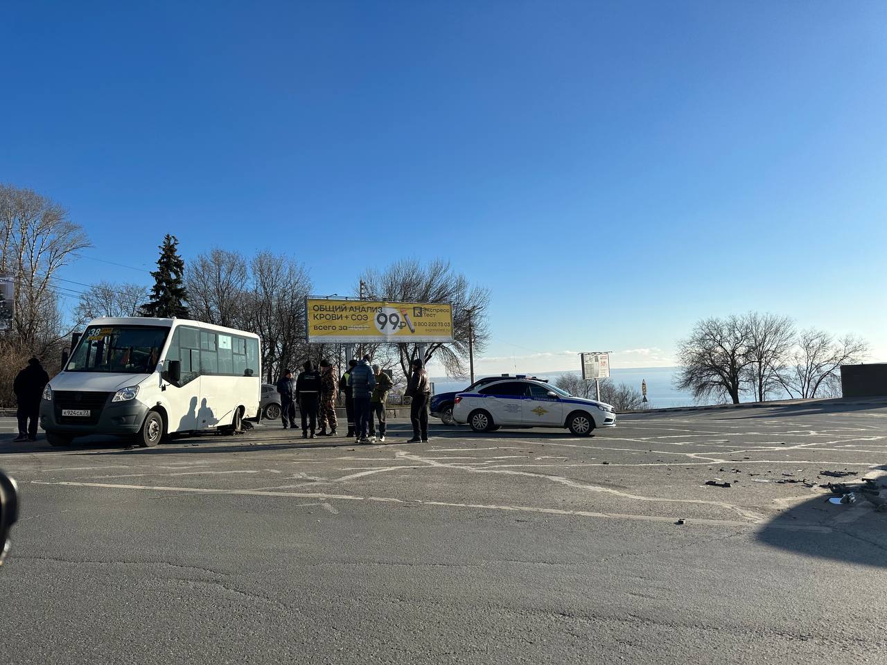 Возле обелиска Вечной Славы столкнулись маршрутка и кроссовер: момент ДТП  попал на видео Улпресса - все новости Ульяновска