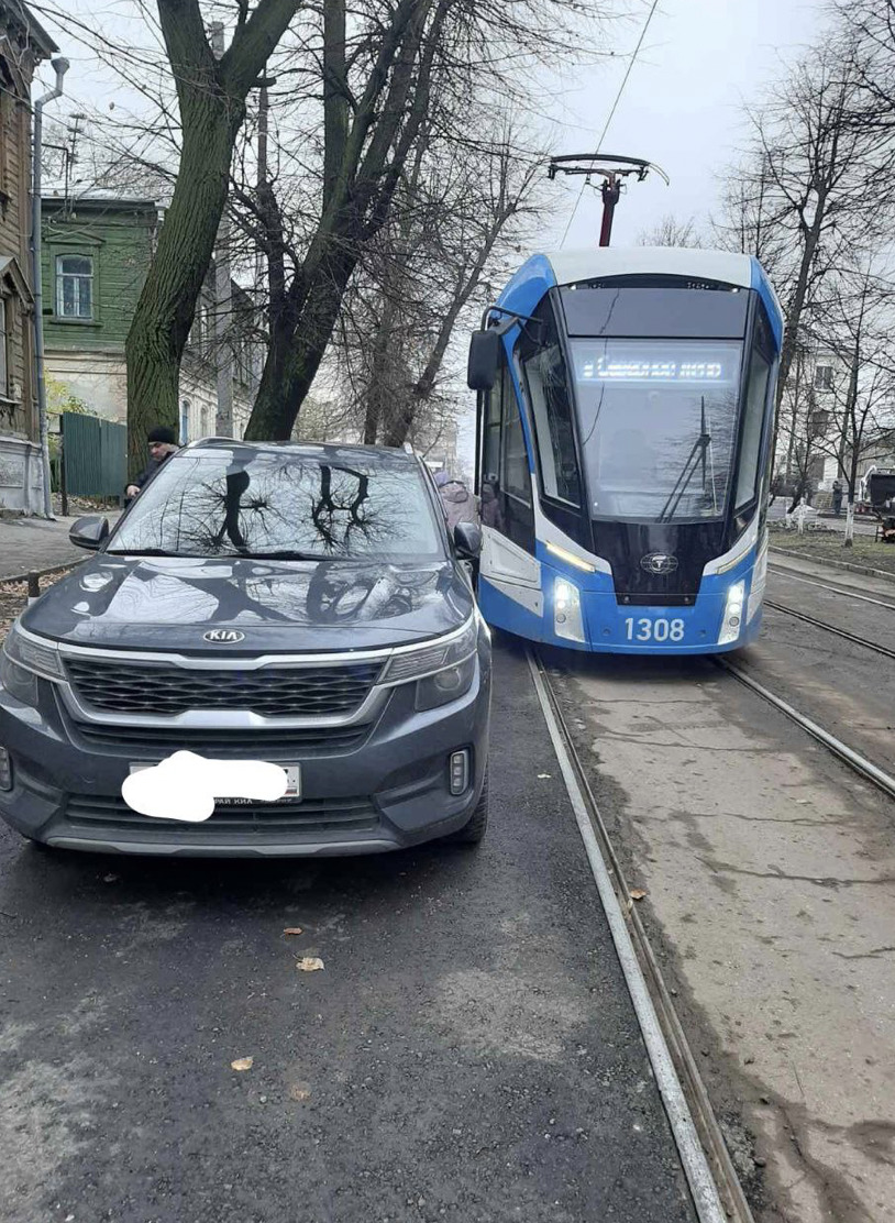 На Железной Дивизии из-за припаркованного автомобиля встали трамваи  Улпресса - все новости Ульяновска