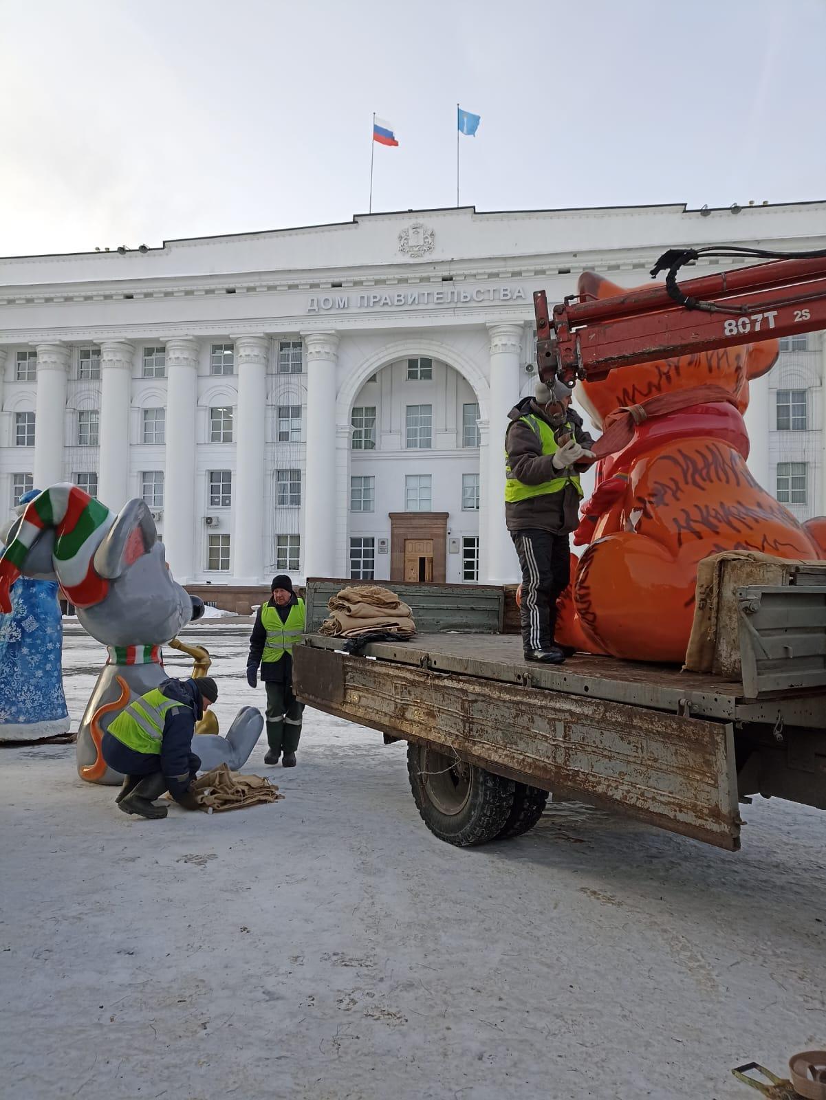 Соборную продолжают готовить к Новому году: вокруг елки установили  антивандальные фигуры Улпресса - все новости Ульяновска