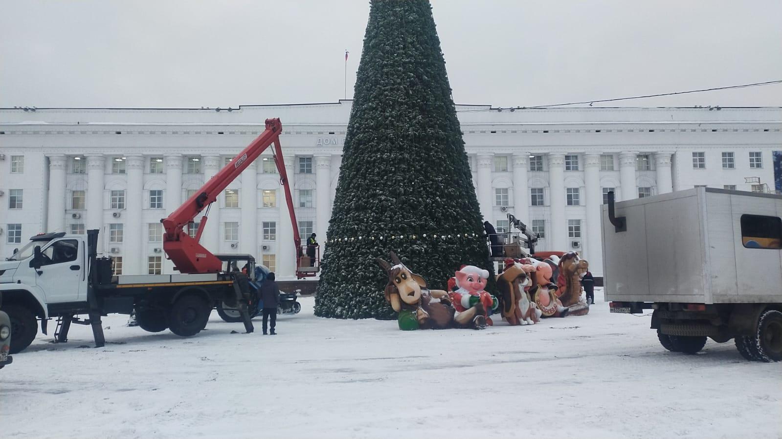 Главную ульяновскую елку украсят 400 новых шаров Улпресса - все новости  Ульяновска