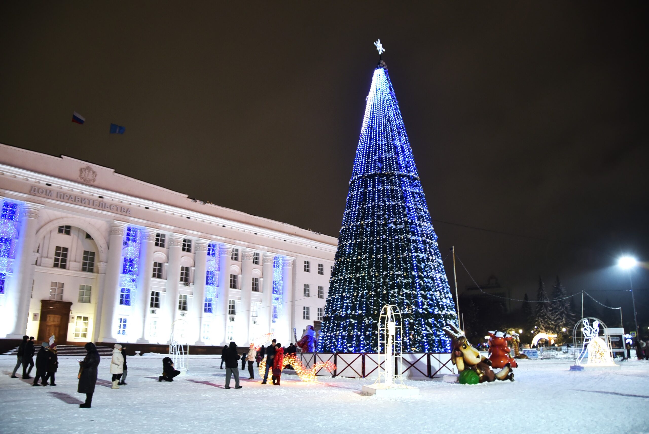 На Соборной площади открылась предновогодняя программа у главной ёлки  города: фото Улпресса - все новости Ульяновска