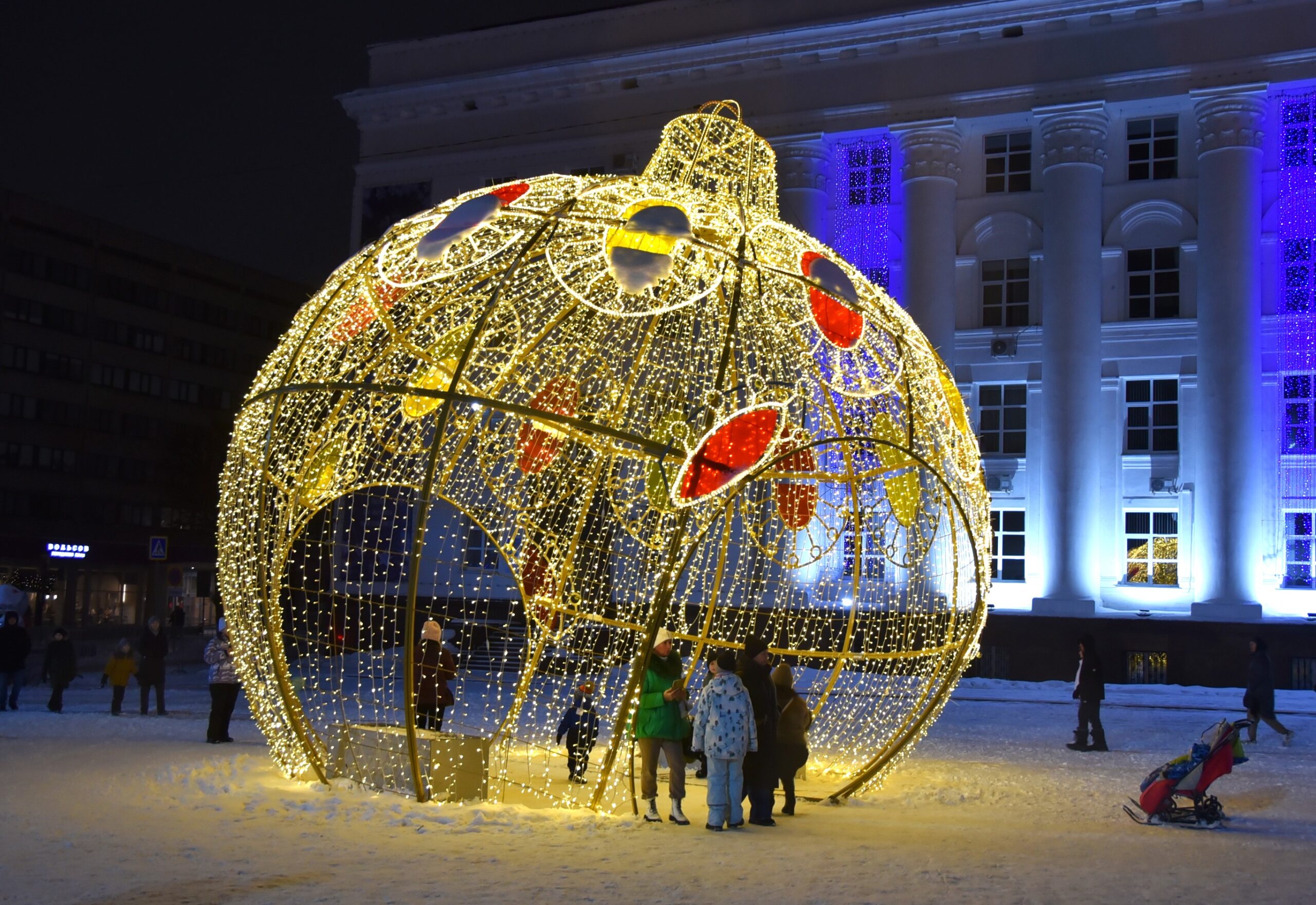 На Соборной площади открылась предновогодняя программа у главной ёлки  города: фото Улпресса - все новости Ульяновска