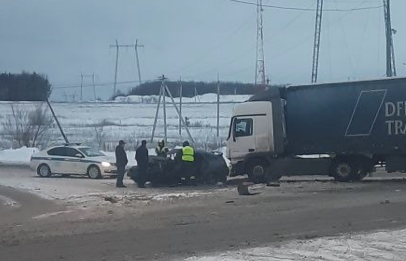 Водитель фуры не уступил дорогу. В ГИБДД озвучили подробности ДТП, в  котором погибла 39-летняя женщина: фото Улпресса - все новости Ульяновска