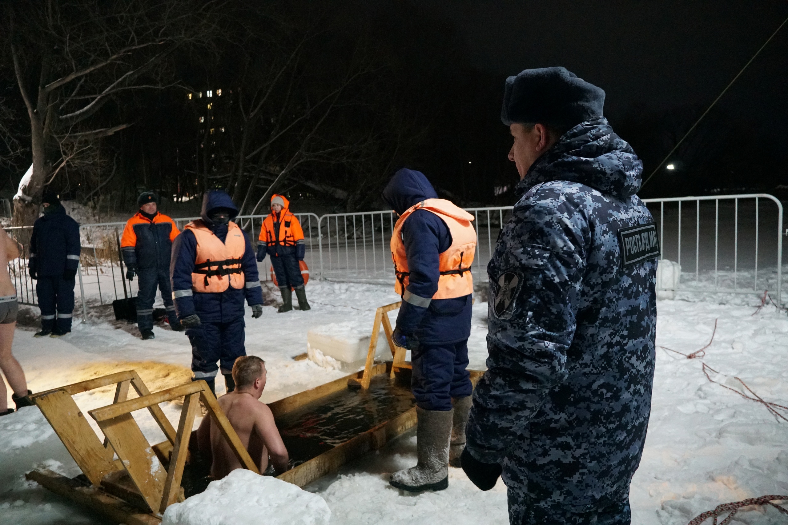 Перед крещенскими купаниями сотрудники ОМОН вместе с собаками обследовали  места религиозных обрядов. Фото дня Улпресса - все новости Ульяновска