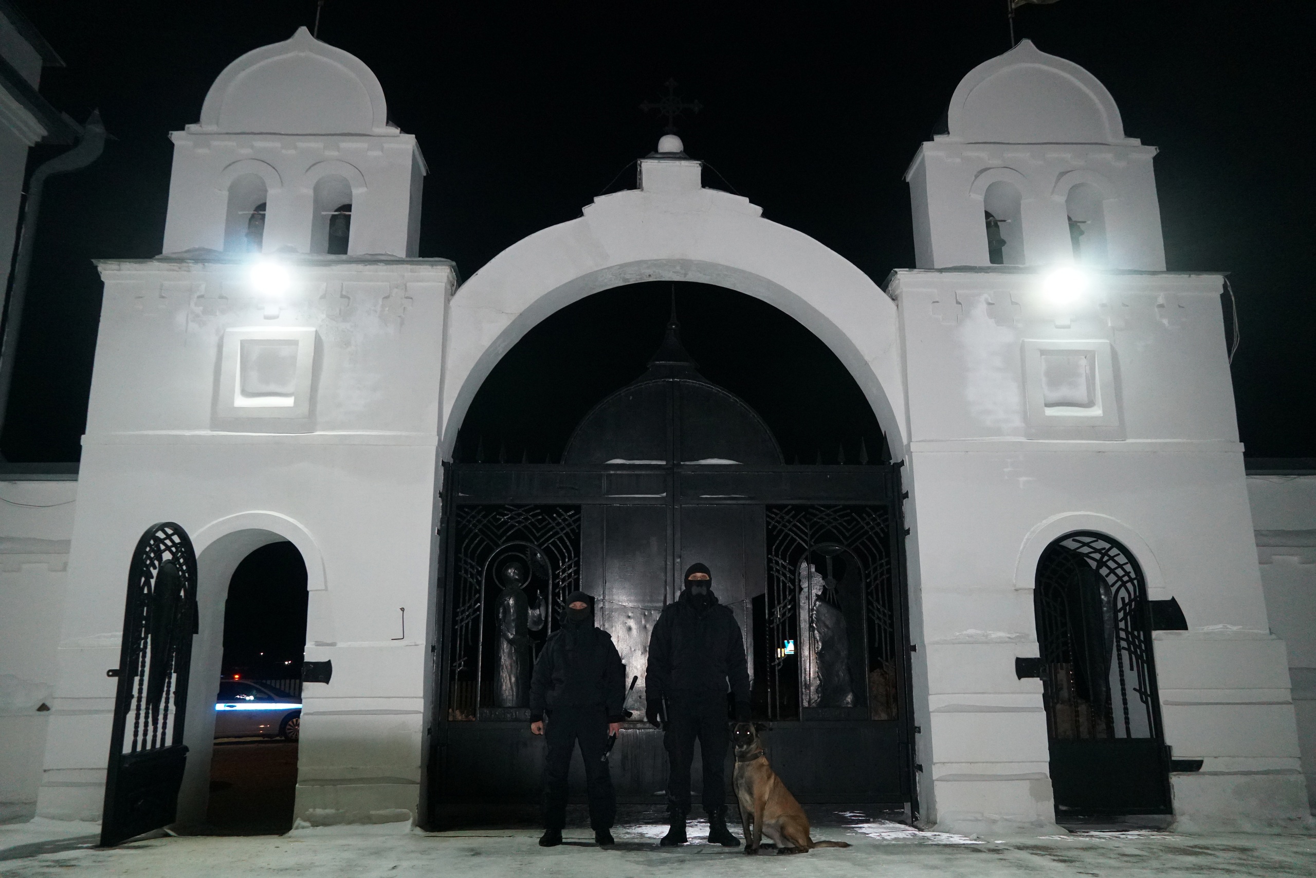 Перед крещенскими купаниями сотрудники ОМОН вместе с собаками обследовали  места религиозных обрядов. Фото дня Улпресса - все новости Ульяновска