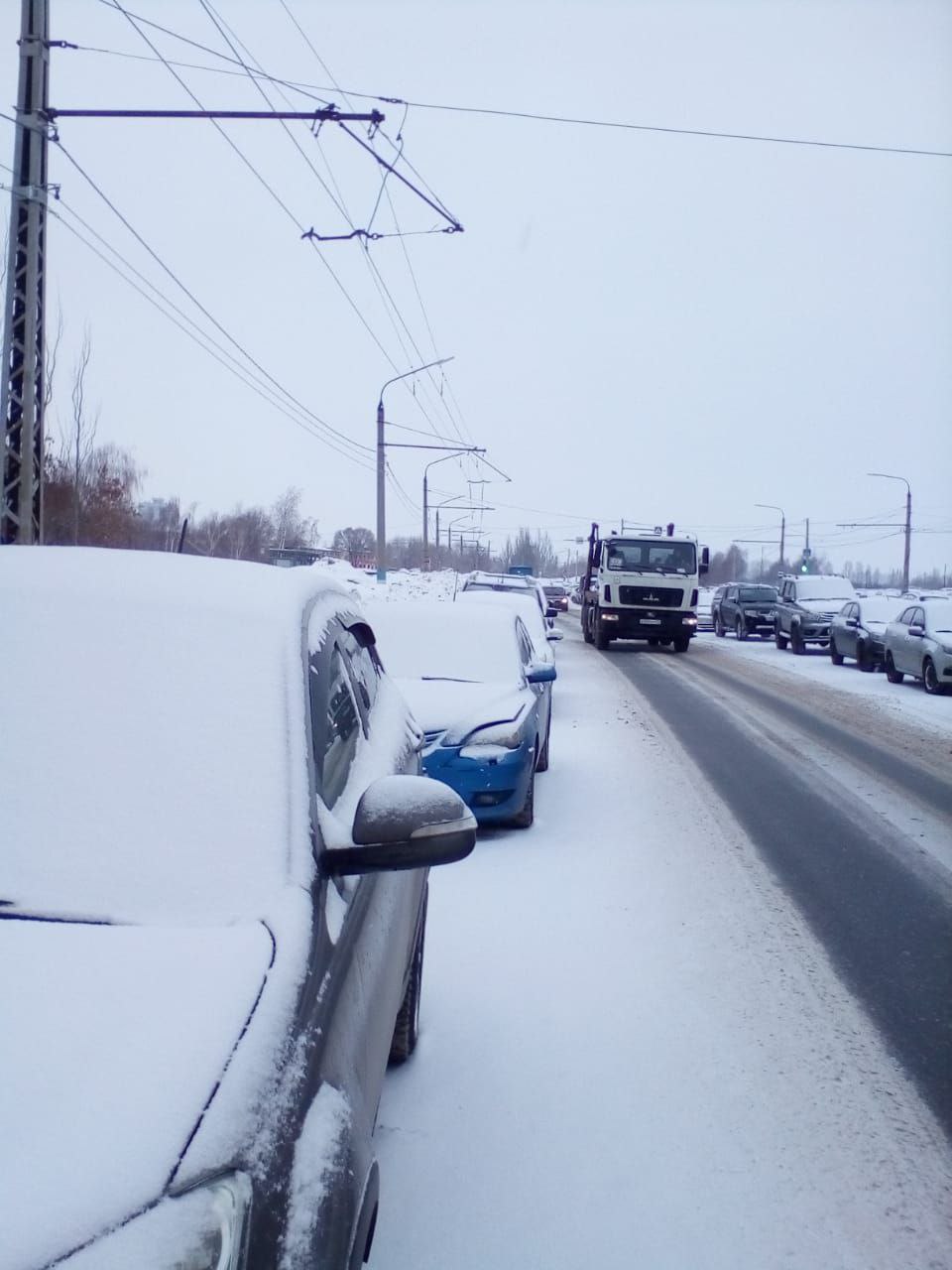 Припаркованные автомобили заблокировали движение автомобилей в Заволжском  районе Улпресса - все новости Ульяновска