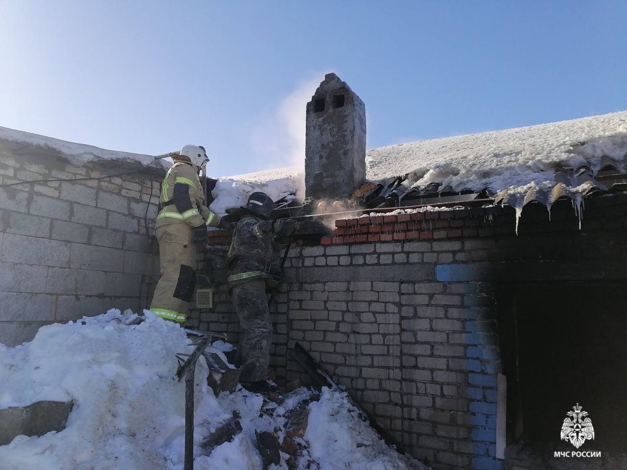 При возгорании жилого дома в селе Александровка погиб один человек: фото  Улпресса - все новости Ульяновска