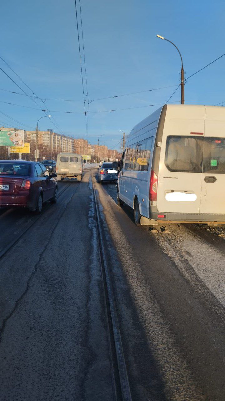 На Камышинской столкнулись три автомобиля, движение электротранспорта  парализовано. Фото Улпресса - все новости Ульяновска