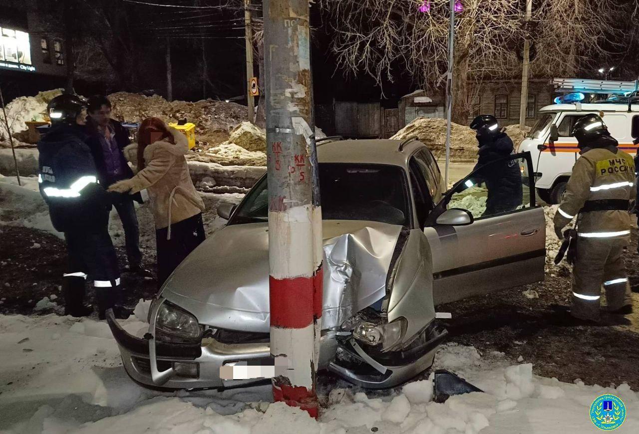 Ночью на Орлова Опель врезался в столб, пострадала женщина. Фото Улпресса -  все новости Ульяновска