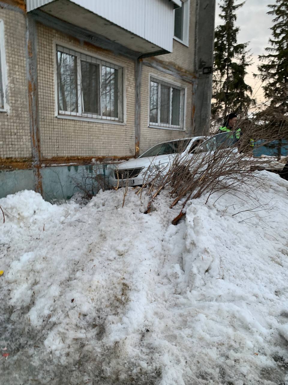 Врезавшийся в дом на Минаева пьяный водитель накинулся на гаишников  Улпресса - все новости Ульяновска