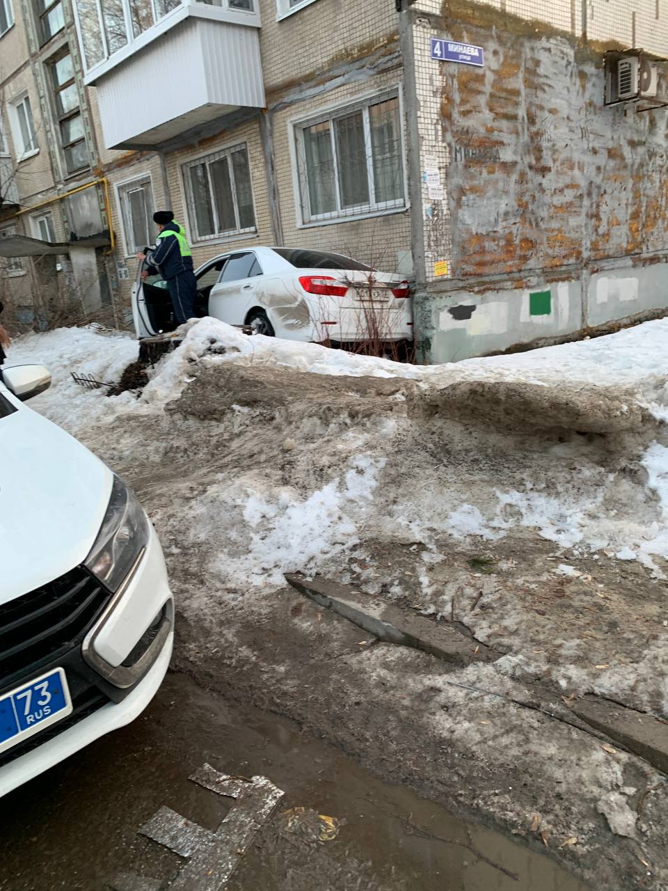 Врезавшийся в дом на Минаева пьяный водитель накинулся на гаишников  Улпресса - все новости Ульяновска