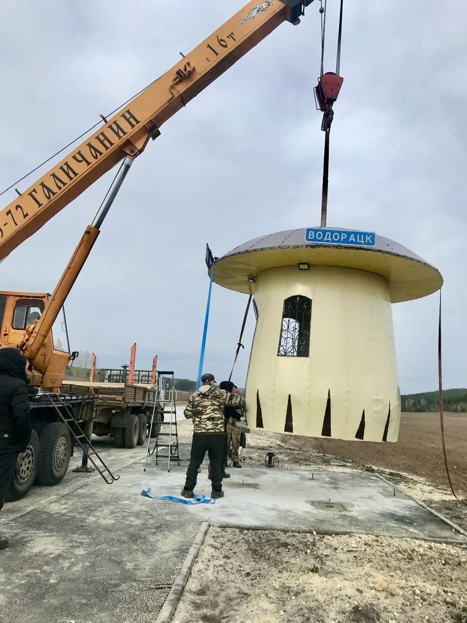 От создателя кареты. В Водорацке установили остановку в форме гриба  Улпресса - все новости Ульяновска