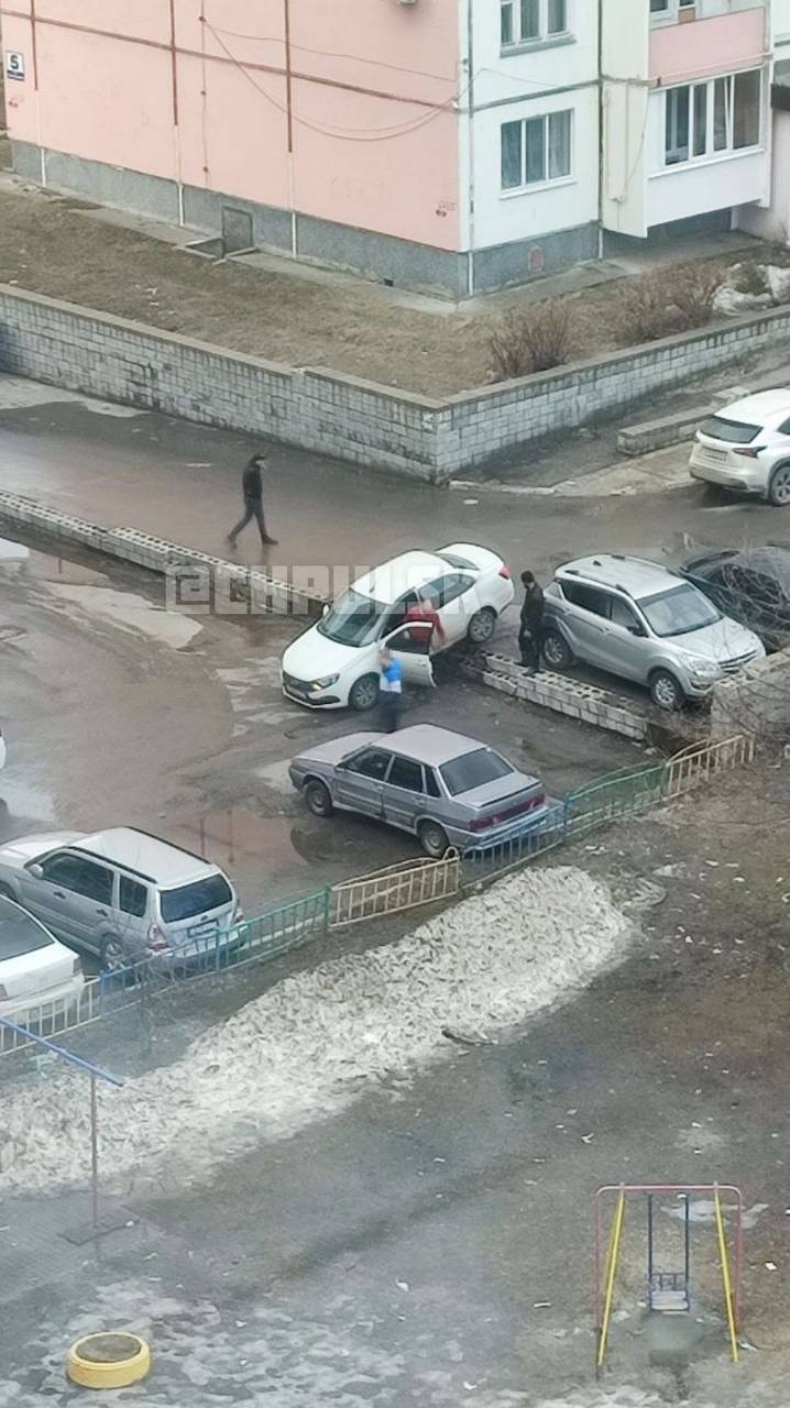 В мкрн Репино кто-то убрал ограждение с парковки: с бордюра слетели около  20 машин Улпресса - все новости Ульяновска