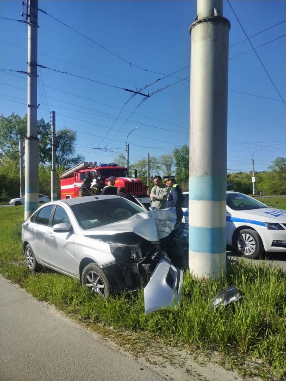 В Заволжье водитель въехал в контактную опору: на месте полиция и МЧС  Улпресса - все новости Ульяновска