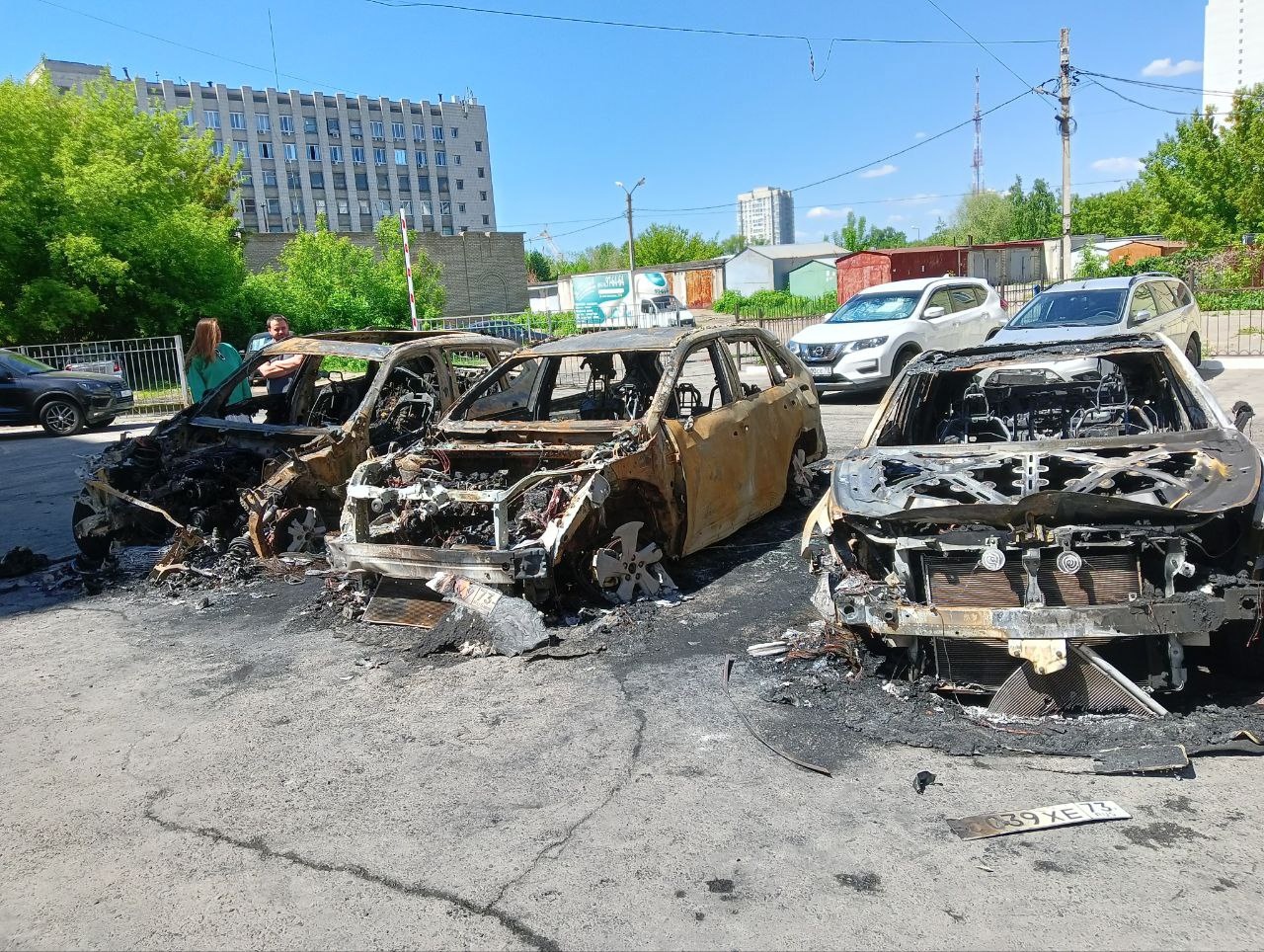 Проснулись от взрыва: ночью на улице Кролюницкого загорелась парковка,  полыхали три автомобиля. Видео Улпресса - все новости Ульяновска