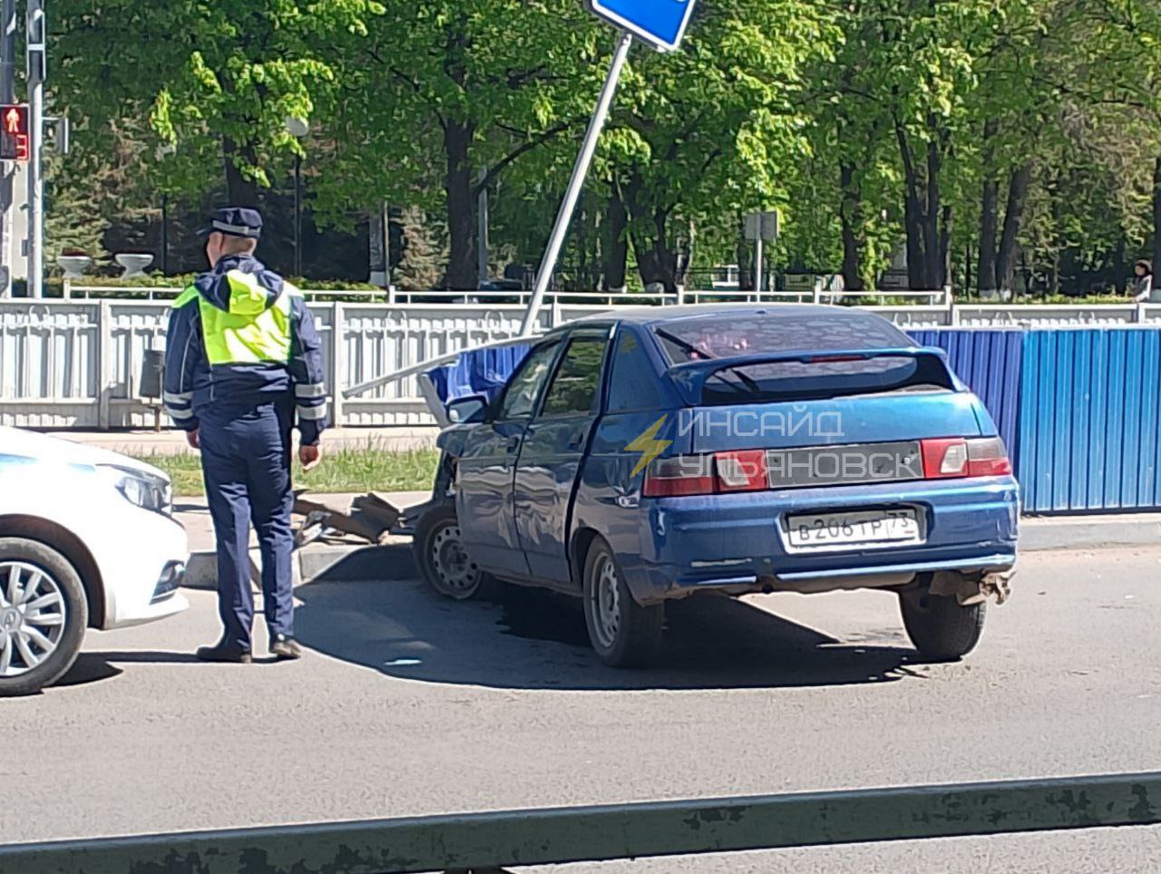 На улице Богдана Хмельницкого водитель ВАЗа врезался в остановку и сбежал с  места ДТП Улпресса - все новости Ульяновска