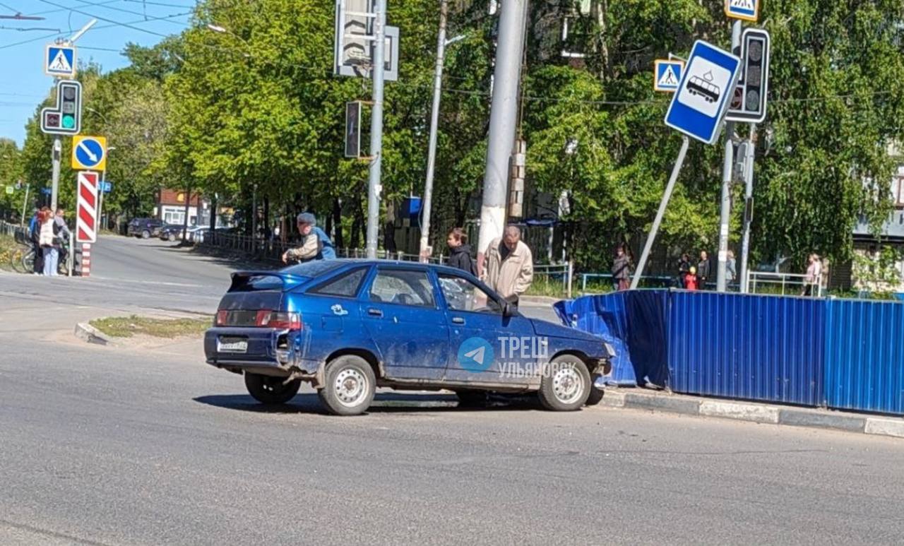 На улице Богдана Хмельницкого водитель ВАЗа врезался в остановку и сбежал с  места ДТП Улпресса - все новости Ульяновска