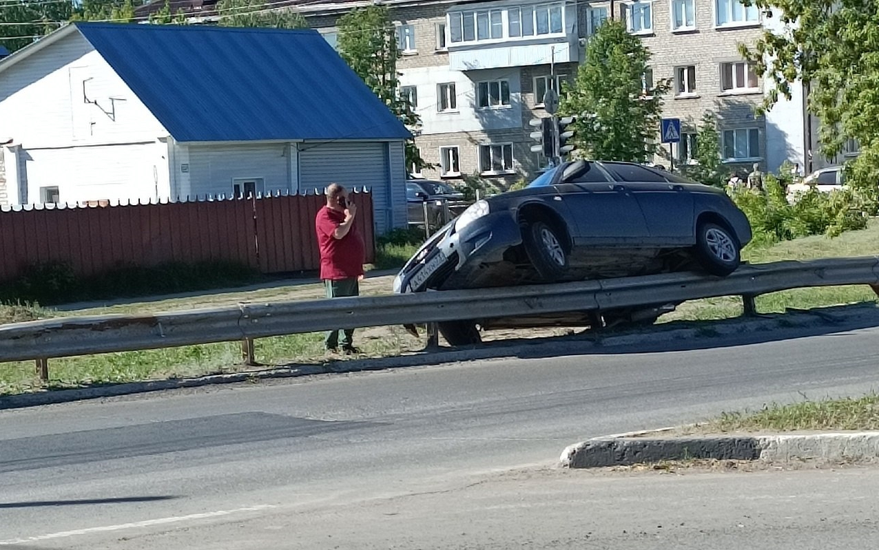 В Димитровграде автомобиль «залетел» на отбойник и повис: фото Улпресса -  все новости Ульяновска