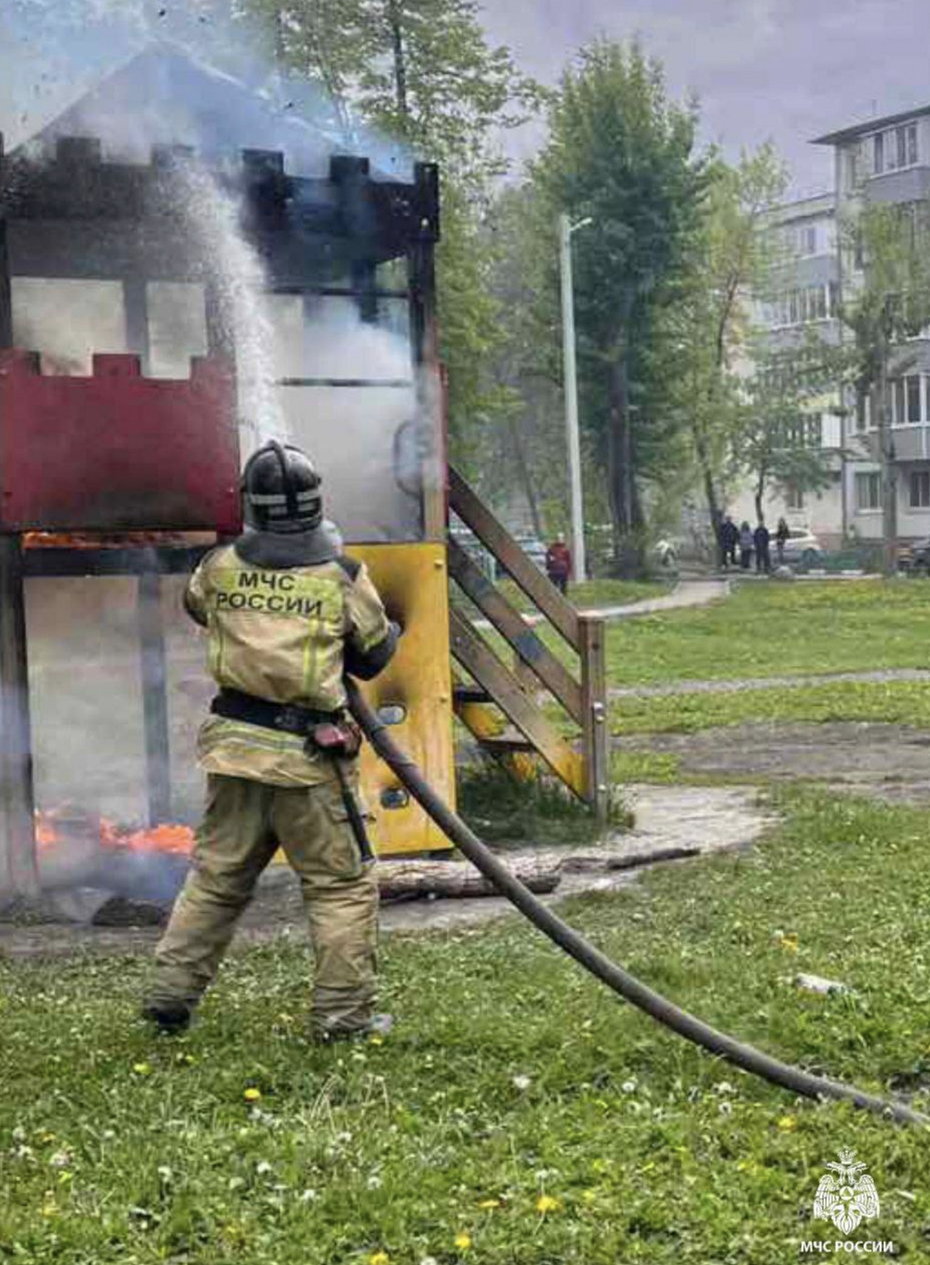 В Засвияжье подожгли детскую площадку: фото Улпресса - все новости  Ульяновска