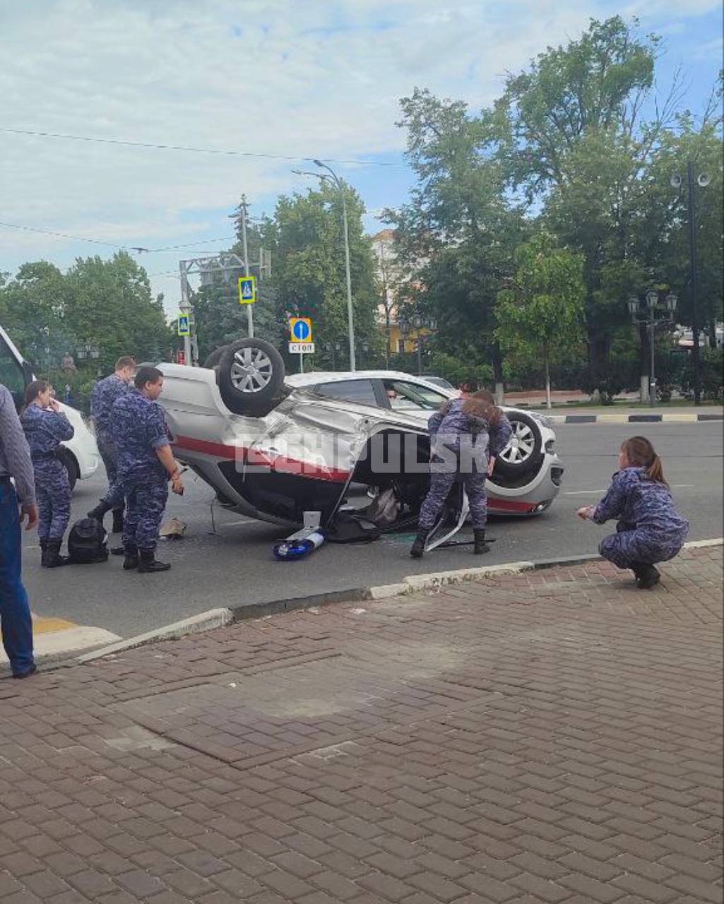 На Гончарова перевернулся автомобиль Росгвардии: фото Улпресса - все  новости Ульяновска