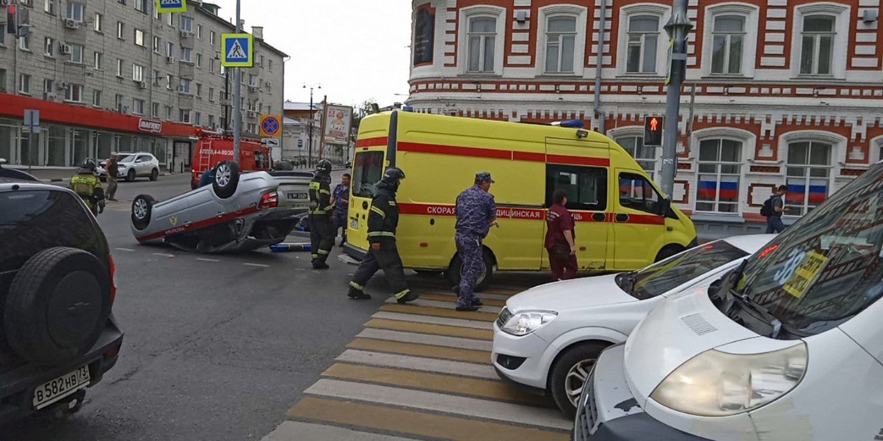 На Гончарова перевернулся автомобиль Росгвардии: фото Улпресса - все  новости Ульяновска