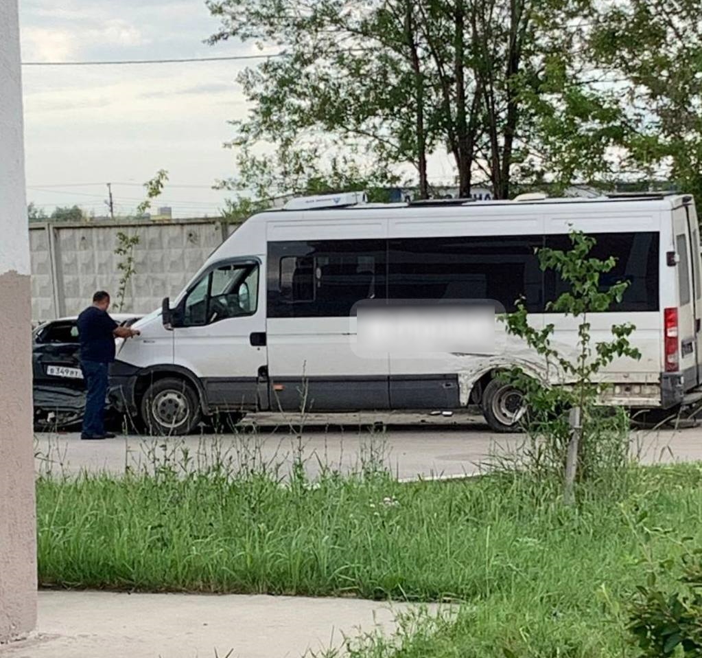 В Ульяновске водитель маршрутки протаранил 4 автомобиля: есть пострадавший  Улпресса - все новости Ульяновска