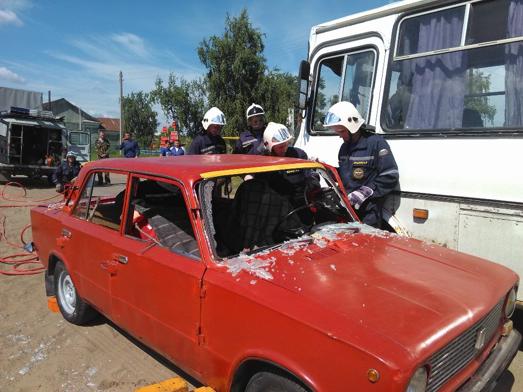 После столкновения с автобусом загорелся ВАЗ, пострадавших эвакуировали.  Фотоотчет с учений в селе Красный Яр Улпресса - все новости Ульяновска