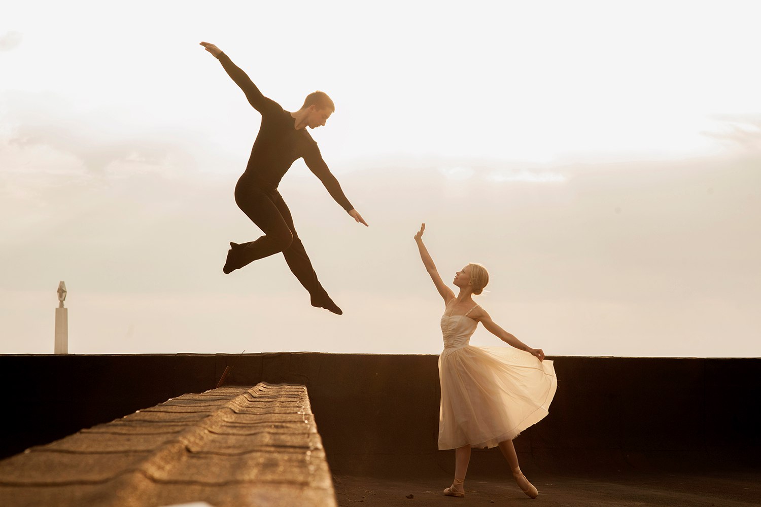Танцы на крыше песня. Балет на крыше. Танцы на крыше. Балерина на крыше.