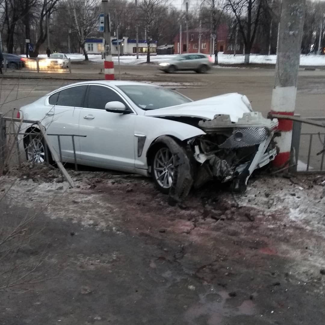 В Засвияжье водитель “Ягуара” без номеров въехал в ограждение и скрылся  Улпресса - все новости Ульяновска