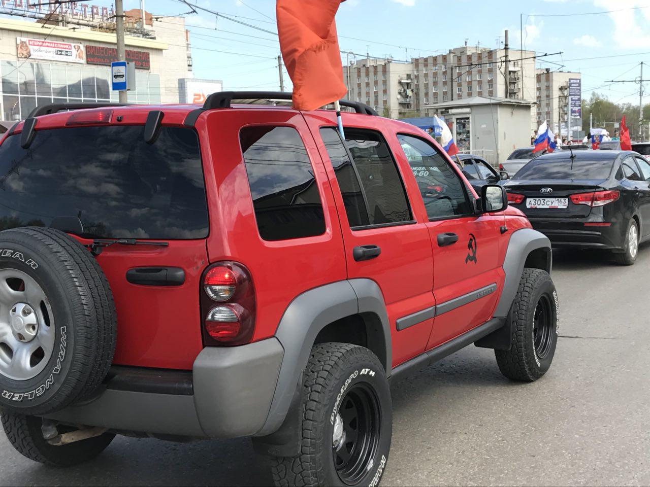 Креатива” в этом году было много меньше. Традиционный народный “автопробег  Победы” снова собрал сотни авто. Фото Улпресса - все новости Ульяновска