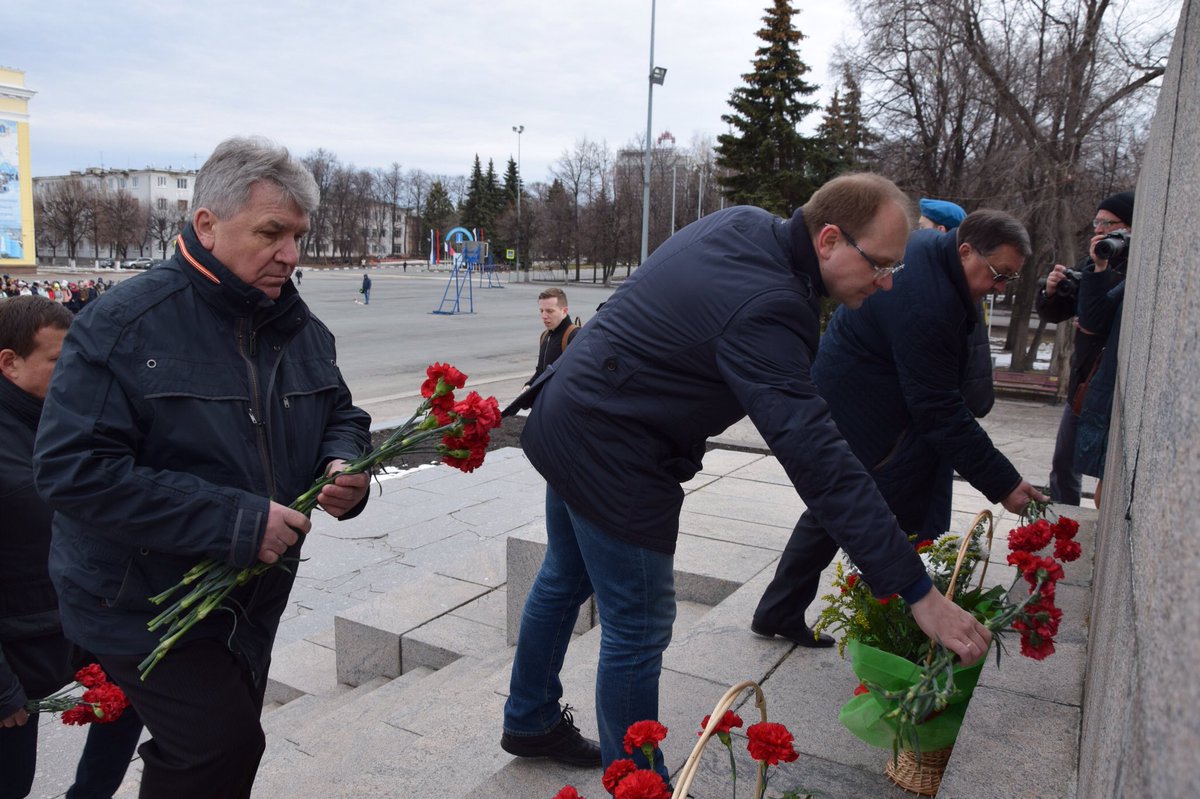 День рождения величайшего земляка. Руководство города и области возложили  цветы. Фоторепортаж Улпресса - все новости Ульяновска