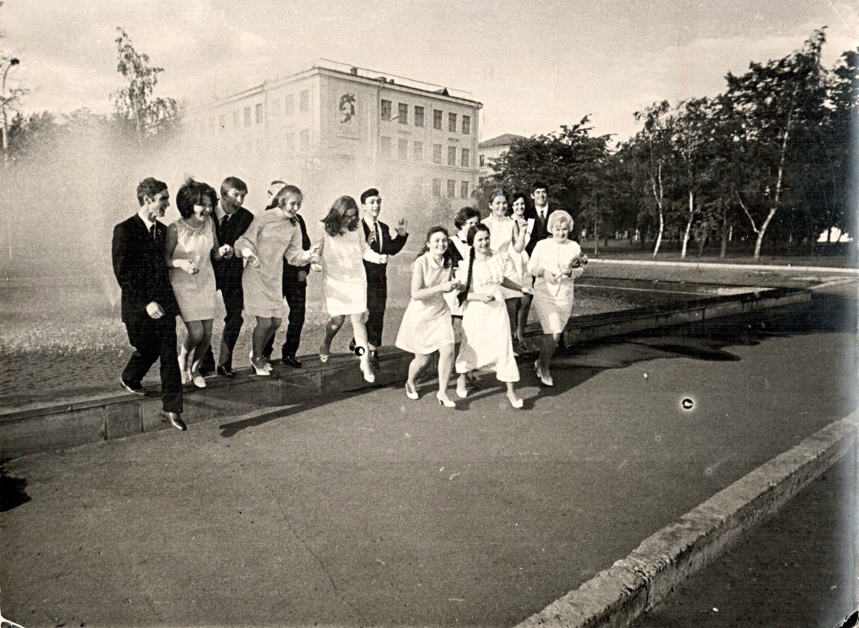 Школа в 1971 году. Выпускной 1971 год. Выпускники 1971 года фото. Новгород 1971 год. Мариинская гимназия Ульяновск фото внутри здания.