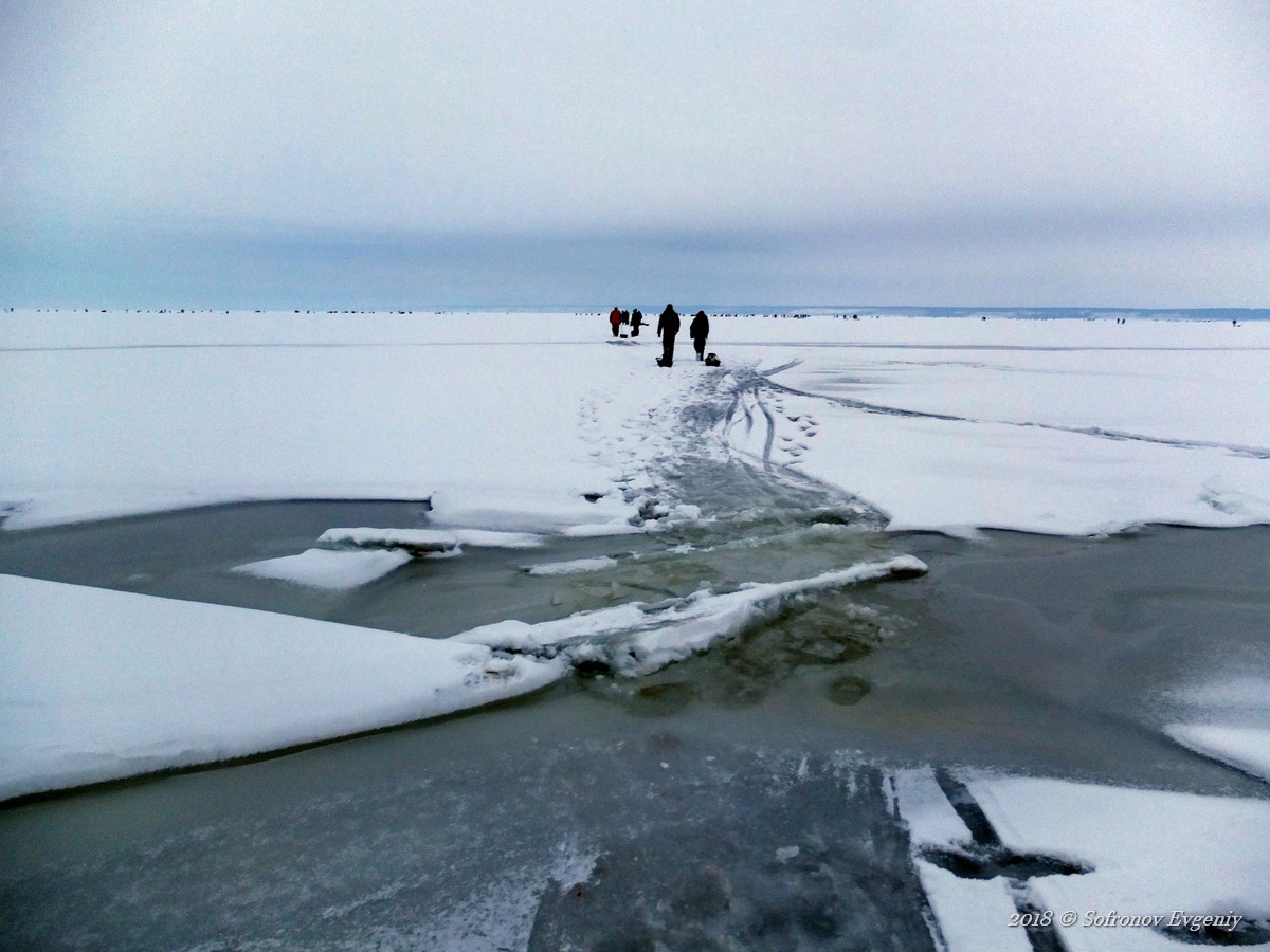 Лёд треснул на берегу