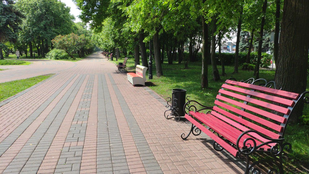 Бульвары ульяновска. Волжский бульвар парк скамейки. Лавочки бульвар Гагарина Тирасполь. Бульвар лавочка бульвар. Скамейка на Тверском бульваре.