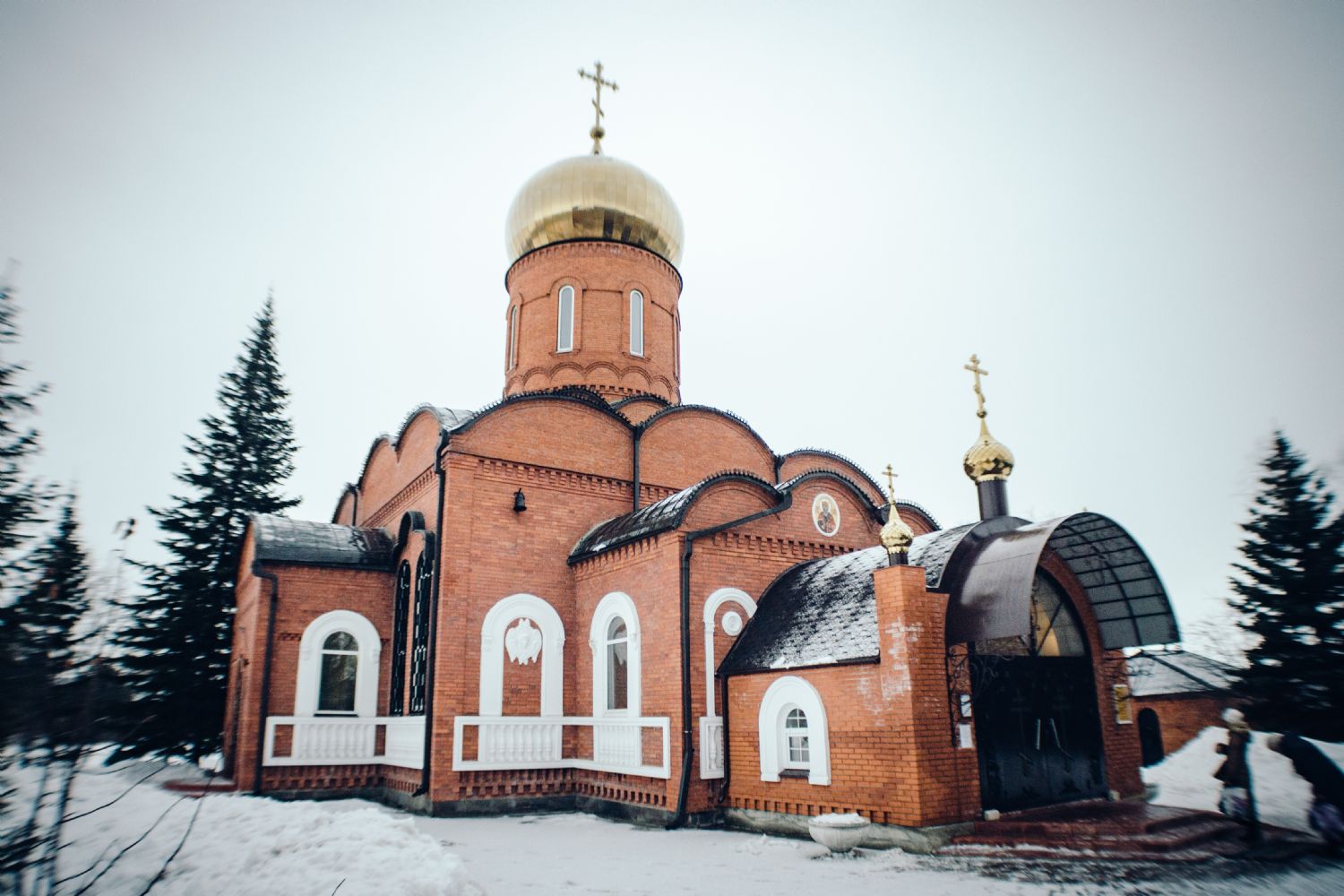 У святого храма. Храм равноапостольного князя Владимира (Ульяновск). Храм на верхней террасе в Ульяновске. Владимирская Церковь Ульяновск. Церковь Владимира равноапостольного на верхней террасе, Ульяновск.