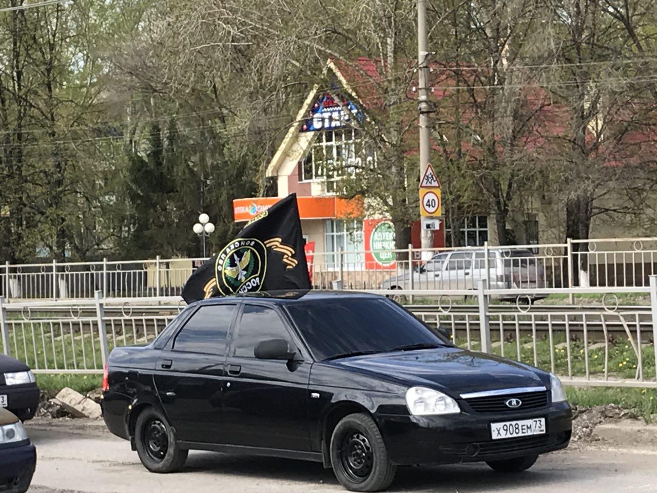 Креатива” в этом году было много меньше. Традиционный народный “автопробег  Победы” снова собрал сотни авто. Фото Улпресса - все новости Ульяновска