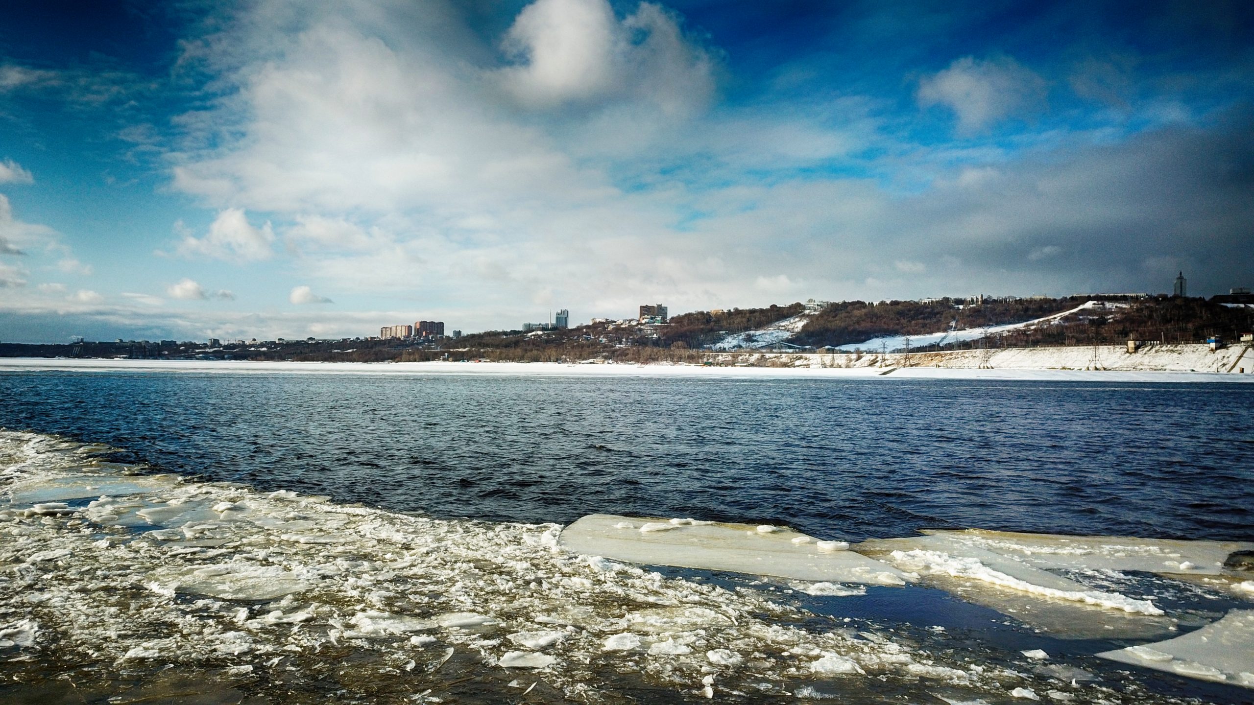 Какая волга сейчас. Волга река. Реки России Волга. Погода реки Волга. Речпорт Ульяновск фото.