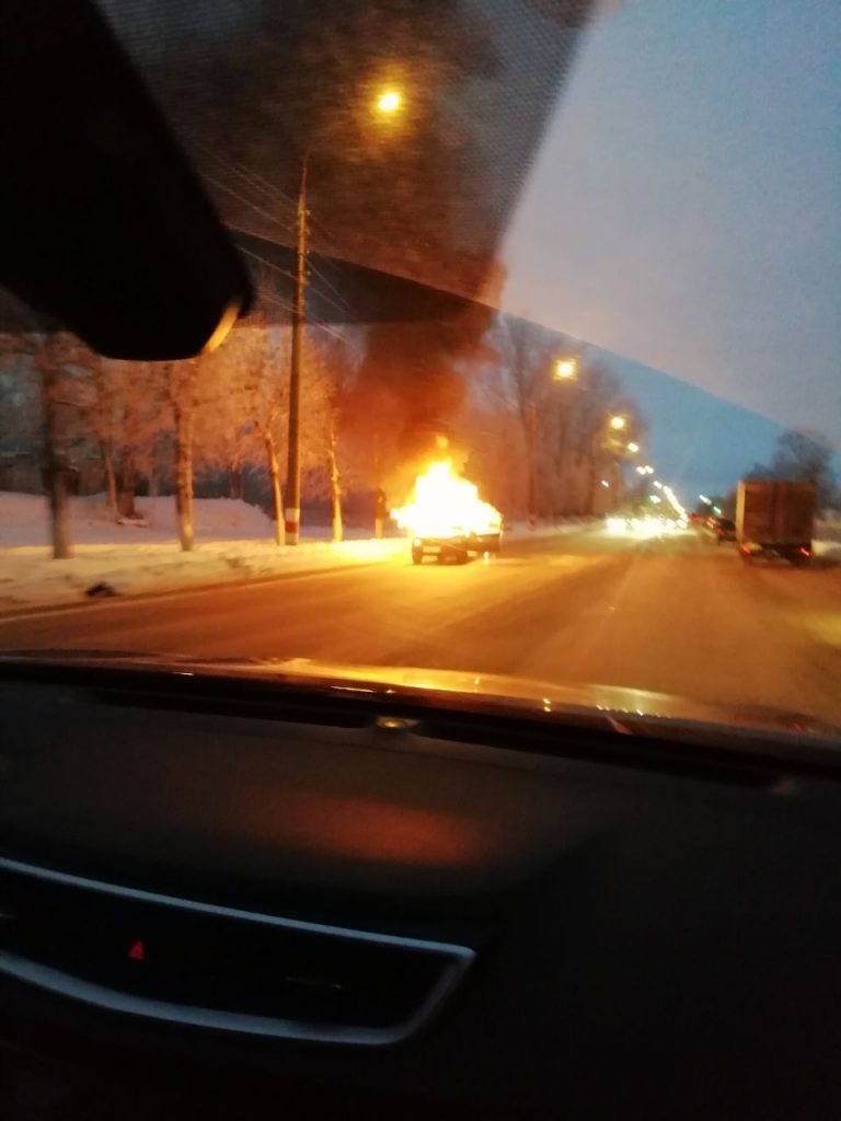 Возле базы на Гая, 100 сгорела машина такси. Фото/видео Улпресса - все  новости Ульяновска