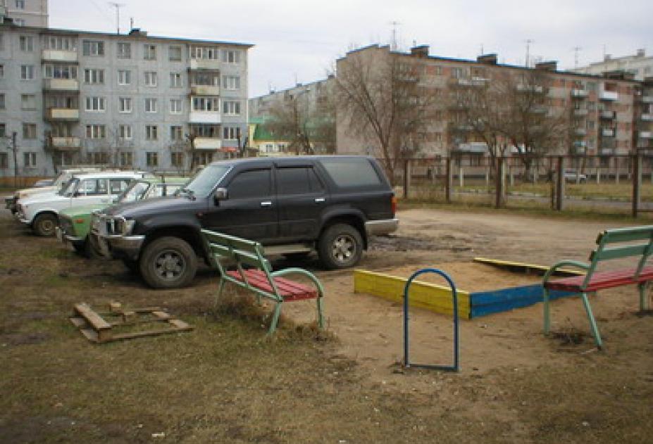 «Припарковался на детской площадке»: волгодончанку возмутило поведение автовладельца