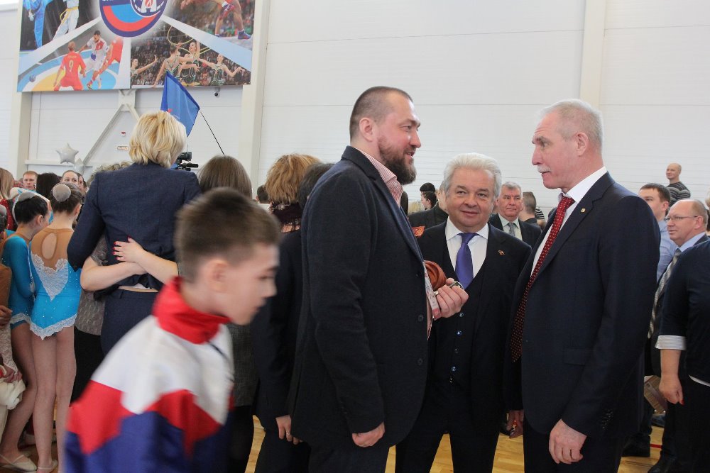 Произошло открытие. Валуев Чебоксары ФОК. Фаворит Ульяновск нижняя терраса открытие. Спортивная школа на нижней террасе Ульяновск. Валуев с командой салют и Третьяком в Брянске.