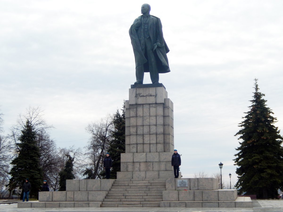 Г ленин. Памятник Ленину в Ульяновске. Ленин Владимир Ильич памятник в Ульяновске. Симбирск памятник Ленину. Ульяновск статуя Ленина.